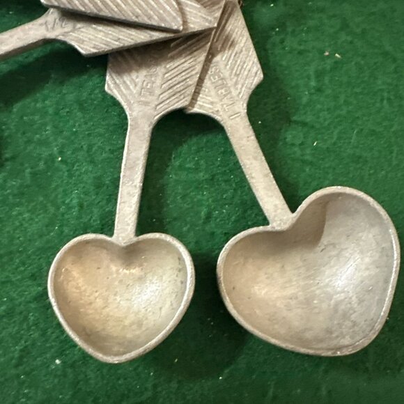 Vintage Beehive Pewter Measuring Spoons Heart & Arrow Shaped Dated 1998 Kitschy - Picture 4 of 9